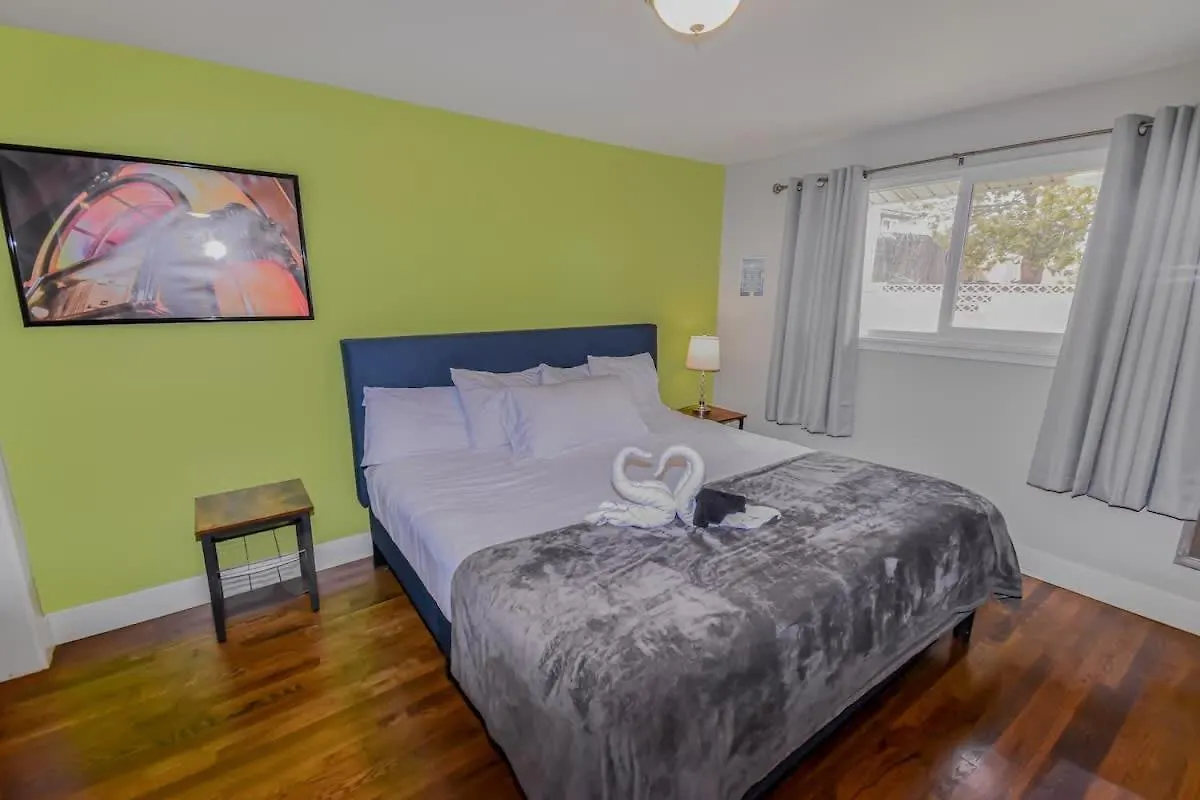 Family Reno Retreat With King Beds And Large Yard Villa Holiday home
