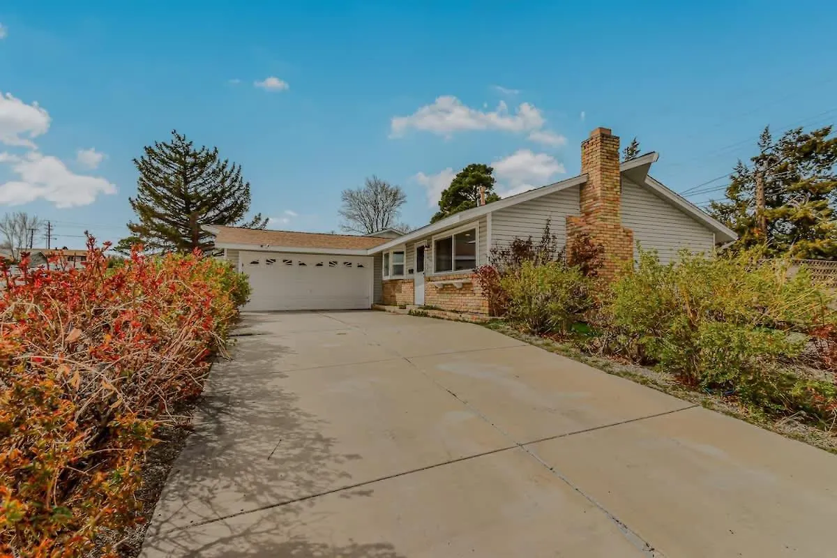 Family Reno Retreat With King Beds And Large Yard Villa Holiday home